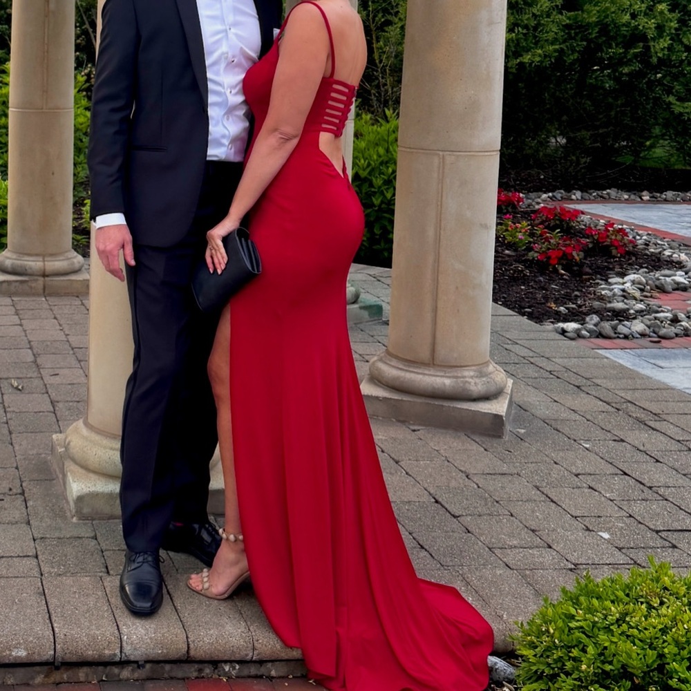 La Femme Caged Strappy-Back Gown size 6 in Red. - Picture 8 of 9